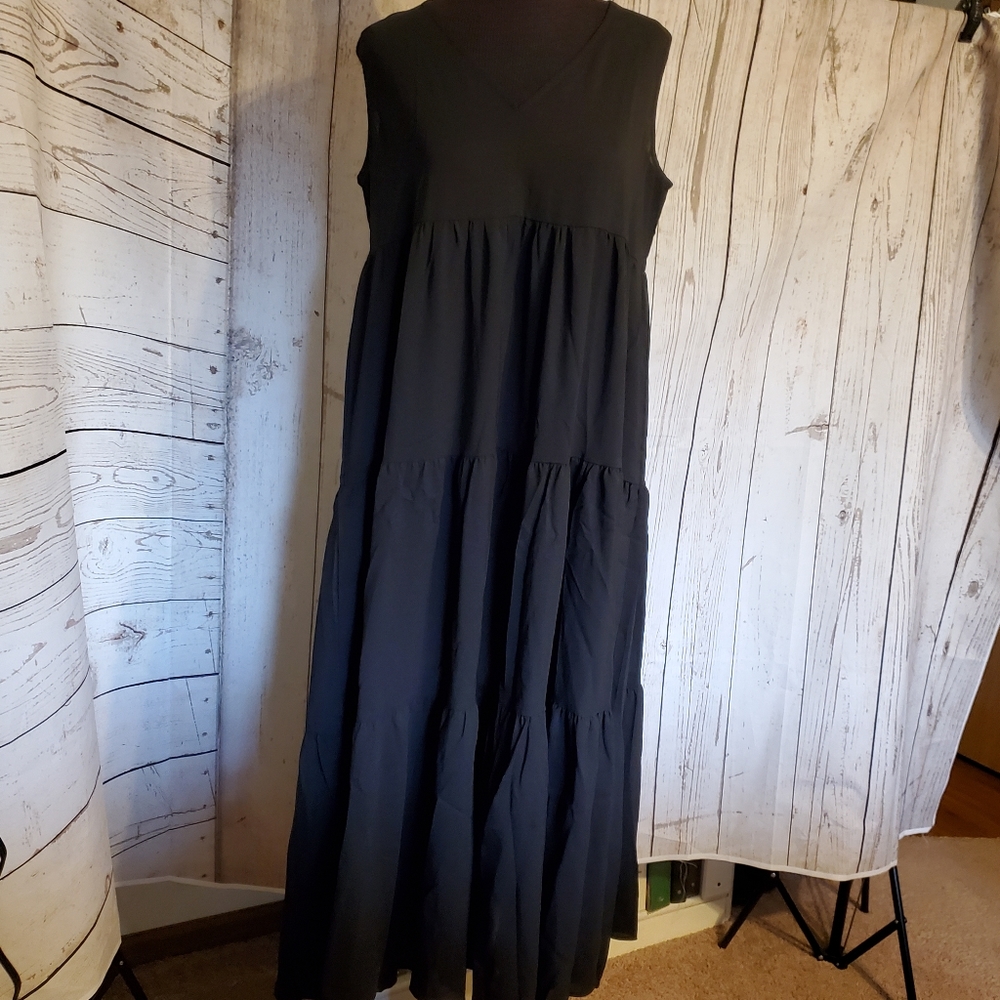 Kara and Kate black tiered sleeveless maxi dress size Medium